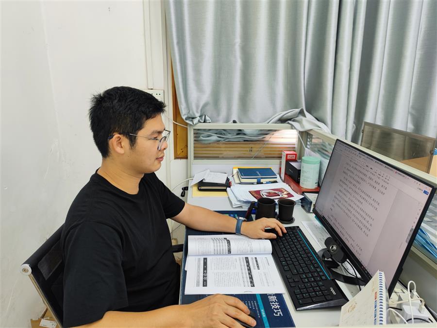 医生掀开奶罩边躁边狠狠躁视频