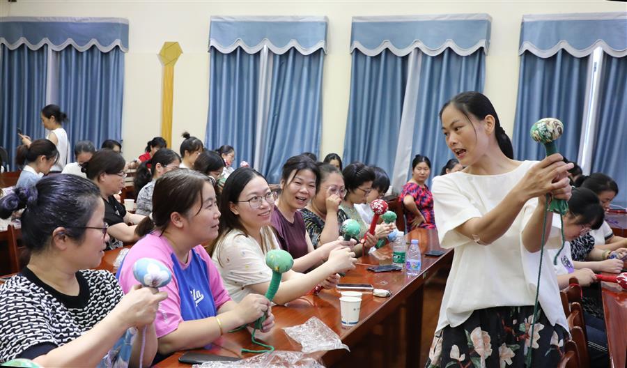 医生掀开奶罩边躁边狠狠躁视频