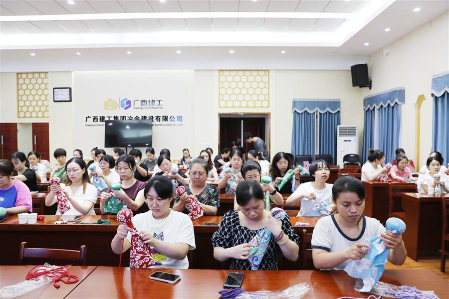 医生掀开奶罩边躁边狠狠躁视频