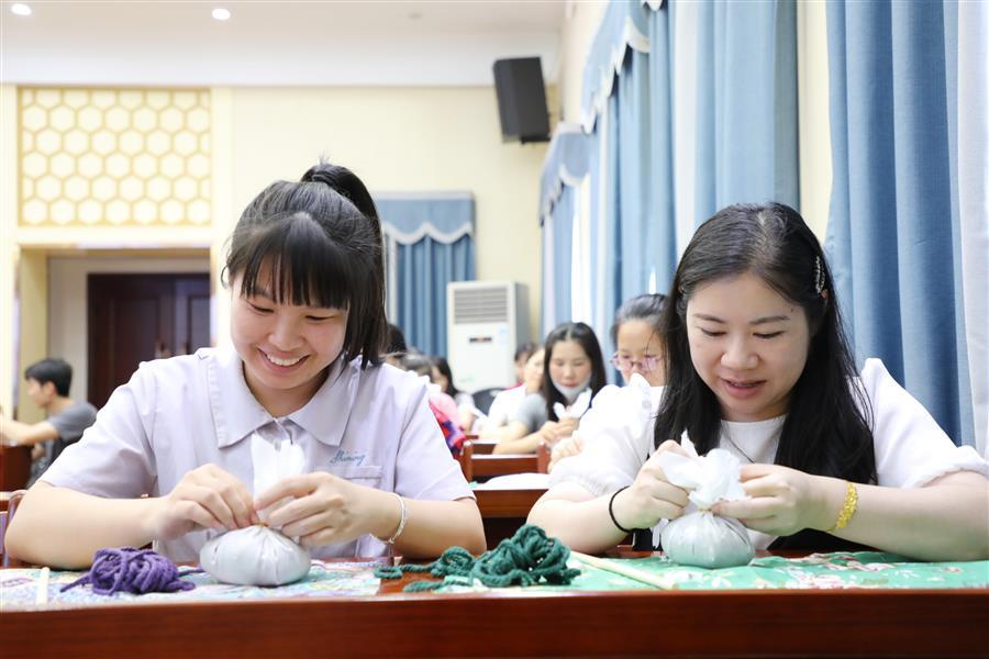 医生掀开奶罩边躁边狠狠躁视频