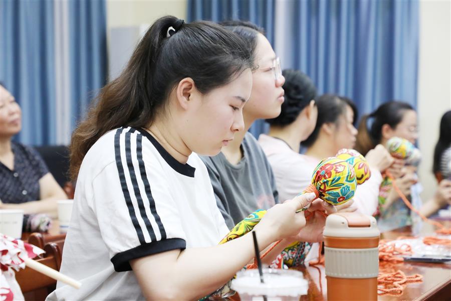 医生掀开奶罩边躁边狠狠躁视频