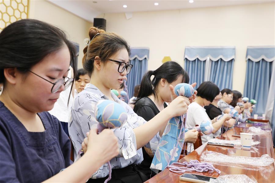 医生掀开奶罩边躁边狠狠躁视频