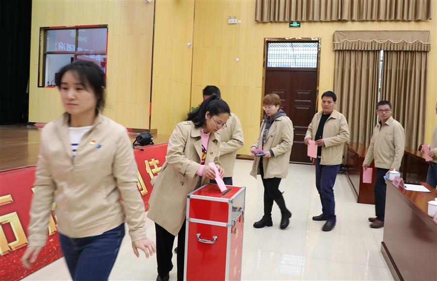 医生掀开奶罩边躁边狠狠躁视频