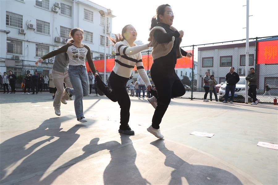 医生掀开奶罩边躁边狠狠躁视频