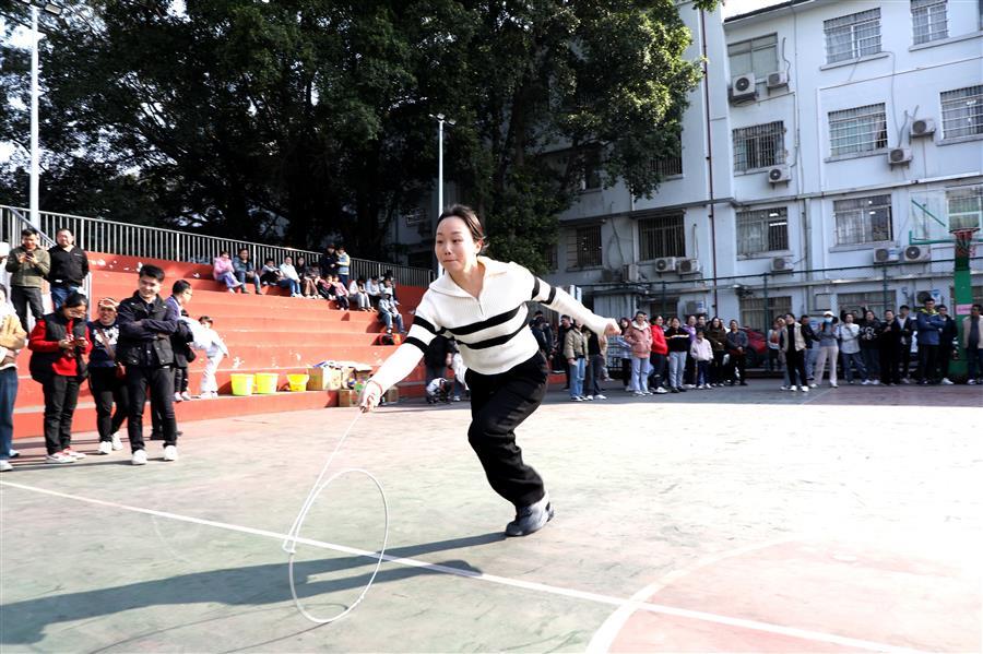 医生掀开奶罩边躁边狠狠躁视频