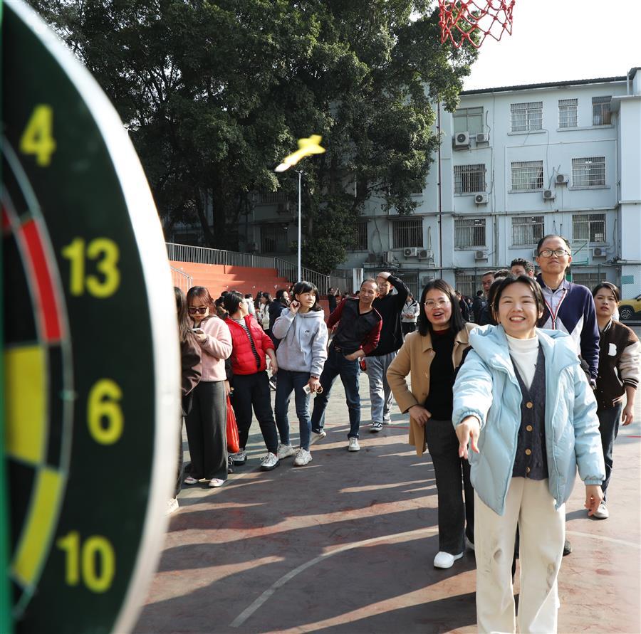 医生掀开奶罩边躁边狠狠躁视频