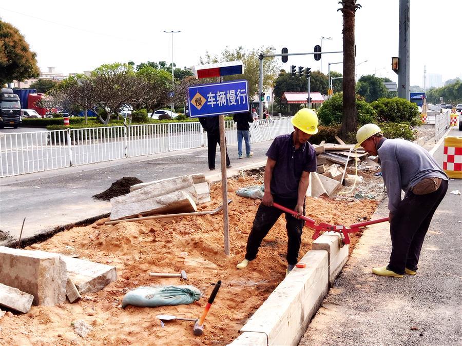 医生掀开奶罩边躁边狠狠躁视频