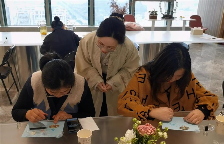 医生掀开奶罩边躁边狠狠躁视频