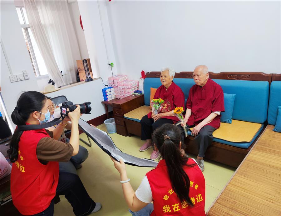 医生掀开奶罩边躁边狠狠躁视频