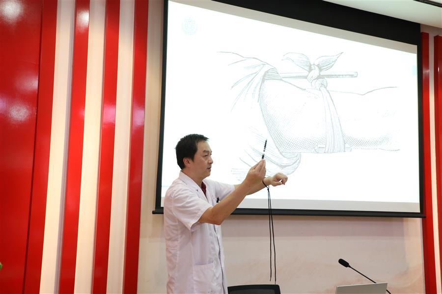 医生掀开奶罩边躁边狠狠躁视频