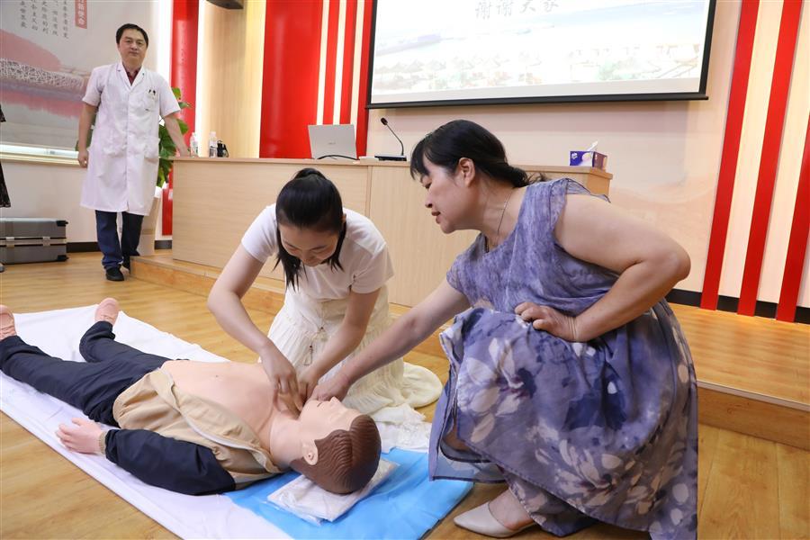 医生掀开奶罩边躁边狠狠躁视频