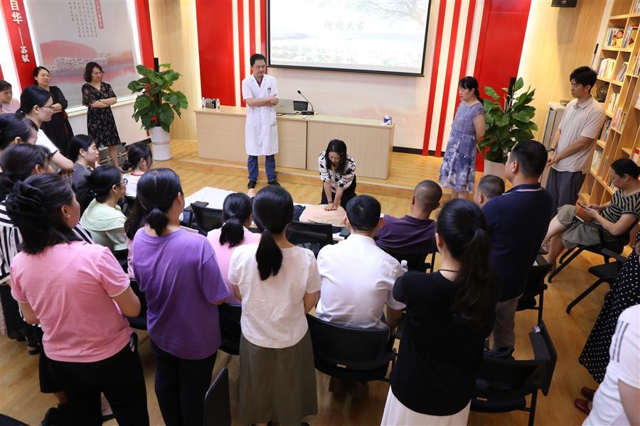 医生掀开奶罩边躁边狠狠躁视频