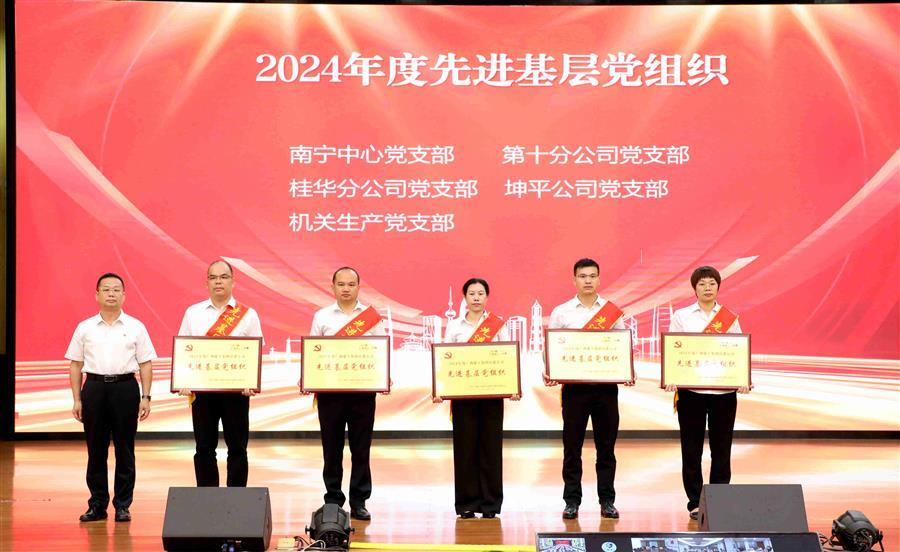 医生掀开奶罩边躁边狠狠躁视频