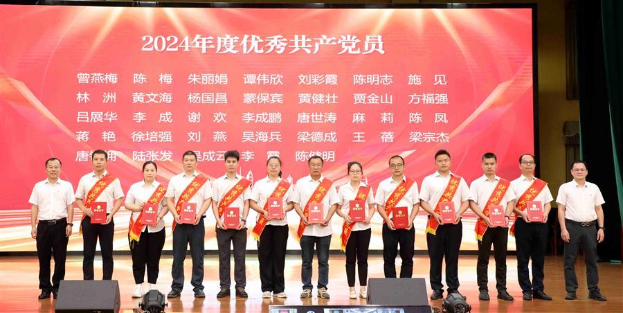 医生掀开奶罩边躁边狠狠躁视频