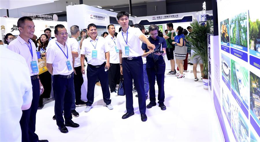 医生掀开奶罩边躁边狠狠躁视频