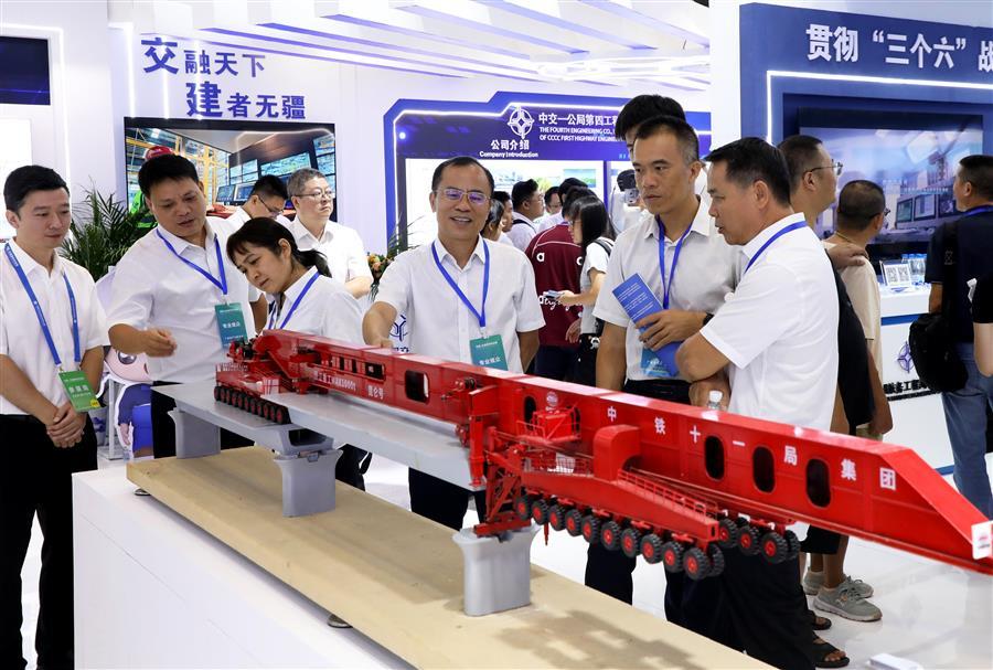 医生掀开奶罩边躁边狠狠躁视频