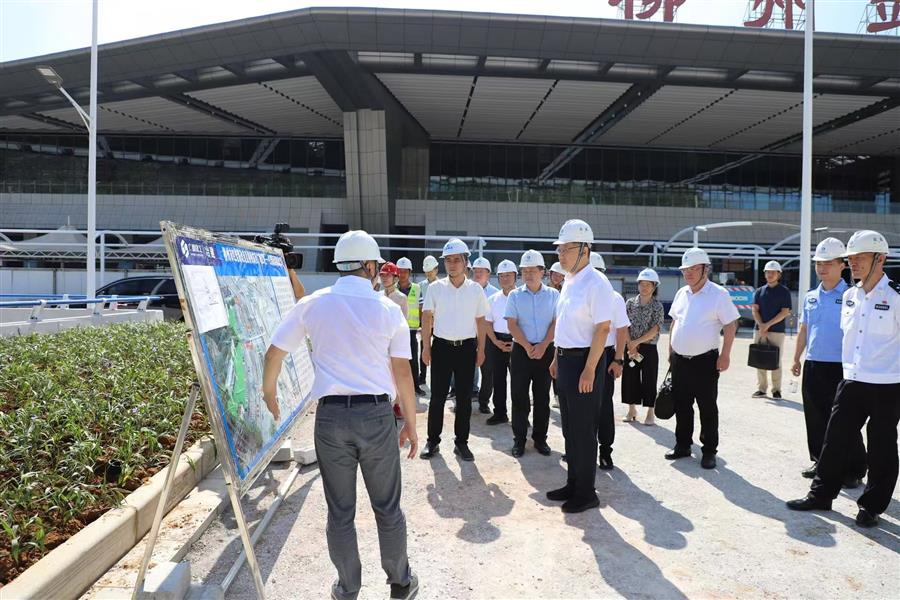 医生掀开奶罩边躁边狠狠躁视频