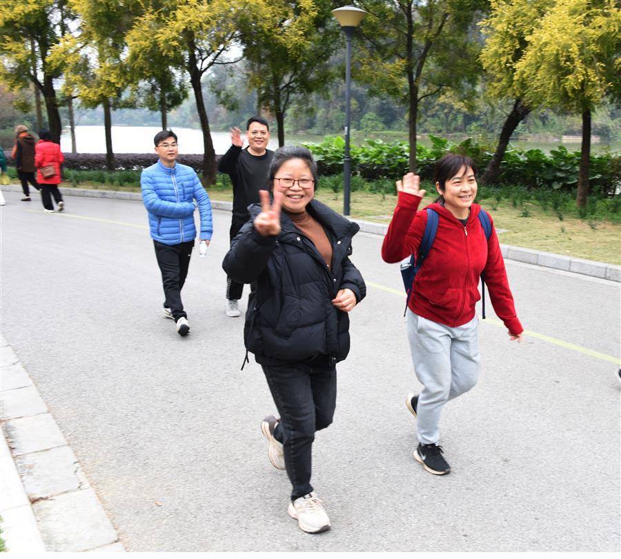 医生掀开奶罩边躁边狠狠躁视频