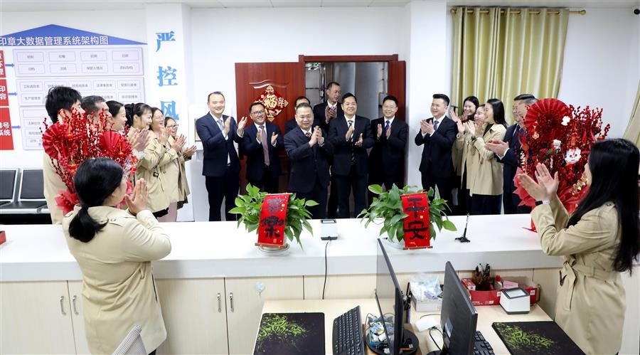 医生掀开奶罩边躁边狠狠躁视频