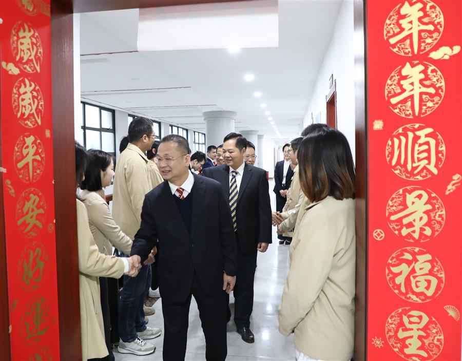 医生掀开奶罩边躁边狠狠躁视频