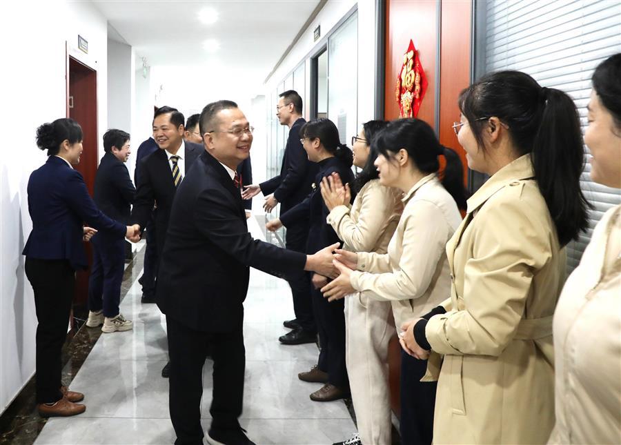 医生掀开奶罩边躁边狠狠躁视频