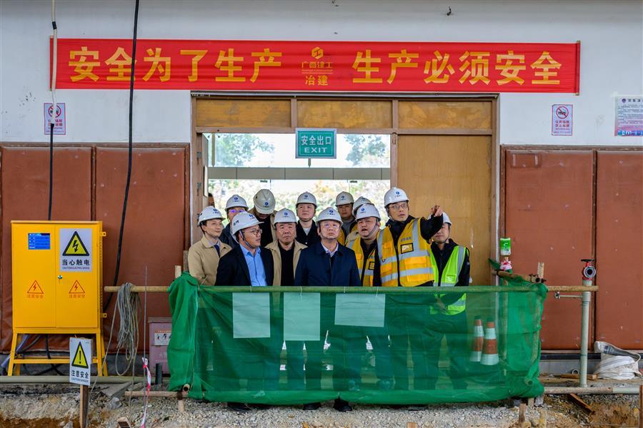 医生掀开奶罩边躁边狠狠躁视频